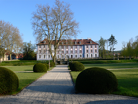 Blaues Schloss und formaler Garten Obernzenn. Besichtigungen nach Absprache.