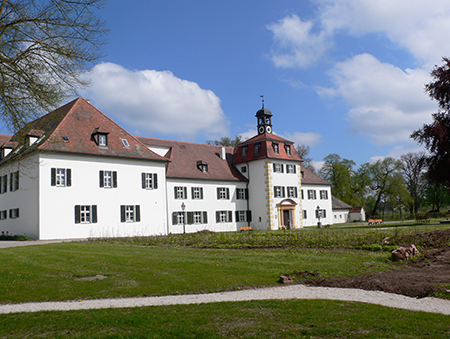 Weißes Schloss zu Triesdorf aus dem 17. Jahrhundert mit Erweiterungen aus dem 18. Jahrhundert.