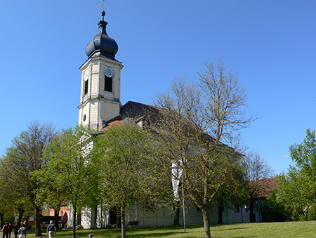 Die Hof- und Pfarrkirche Unterschwaningen ist heute evangelisch-lutherische Pfarrkirche und kann bei Führungen besichtigt werden. Sonntags ist Gottesdienst.